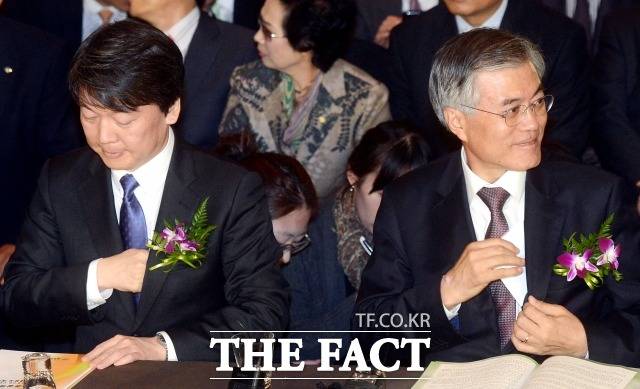 2012년 안철수 무소속 대선 후보와 문재인 민주통합당 대선 후보. /더팩트 DB