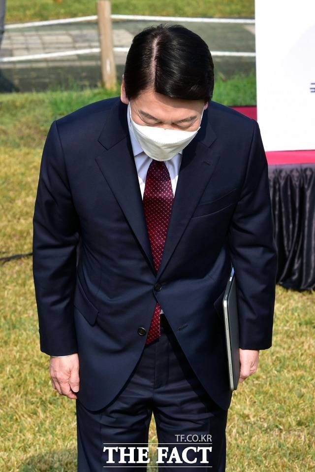 안철수 국민의당 대표는 1일 대선 출마를 선언하며 "안 맞는 옷을 어떻게든 입으려 했다"며 국민에 사과하며 다사 한번 지지를 호소했다. 1일 대선 출마 선언에 앞서 인사하는 안 대표. /남윤호 기자