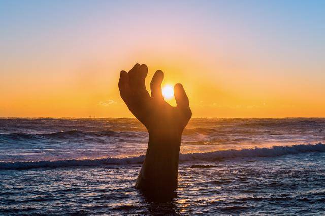 해돋이 명소인 경북 포항시 남구 호미곶면 앞 바다에 설치된 조형물 '상생의 손' 위로 불덩이 같은 해가 솟아오르고 있다. 포항시 제공