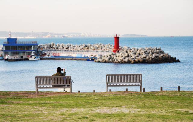 울산 간절곶을 찾은 관광객이 하트 모양으로 치장한 빨간 등대를 촬영하고 있다. 최흥수 기자