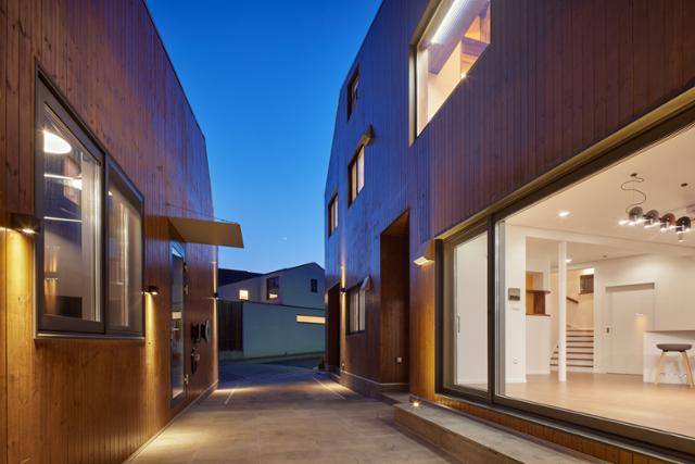 경기 용인 단독주택 '내맘이당'은 본관과 별관이 마주 보고 있는 구조다. 건물이 서로를 가려주면서 진입로의 외부 시선을 차단하는 효과가 있다. 건물 사이 마당은 수영장도 되고, 캠핑장도 된다. 노경 건축사진작가 제공