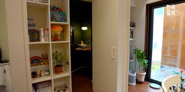 1층 벽면 책장을 열면 '비밀의 방'이 나온다. 아내는 이곳에서 만화책을 읽으며 혼자만의 시간 보내기를 좋아한다. 한국일보 영상팀