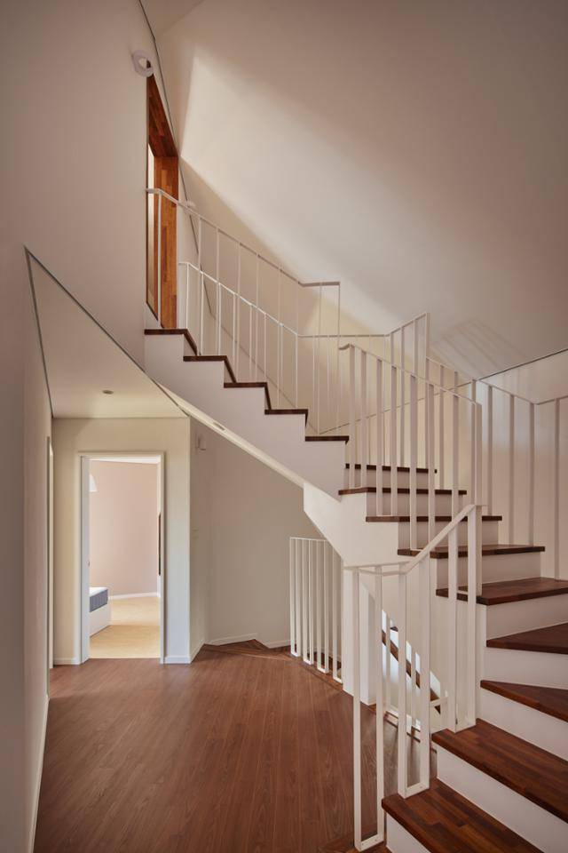 2층에서 다락으로 올라가는 계단. 사진 왼쪽에 위치한 둘째 방 내부에서 다락으로 바로 올라갈 수도 있다. 노경 건축사진작가 제공