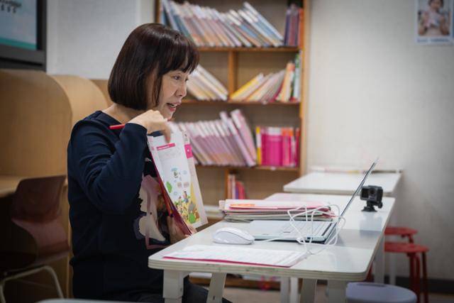 지난달 28일, 서울 강서구 마곡삼성영어학원에서 손씨가 화상회의 플랫폼을 이용해 자가격리 중인 학생과 비대면 수업을 진행하고 있다.