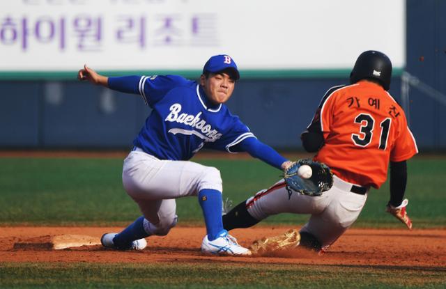 북일고 가예찬(오른쪽)이 5일 서울 목동구장에서 열린 제49회 봉황대기 전국고교야구대회 백송고와의 경기에서 2회 2루 도루에 성공하고 있다. 백송고 유격수는 이승엽이었다. 고영권 기자