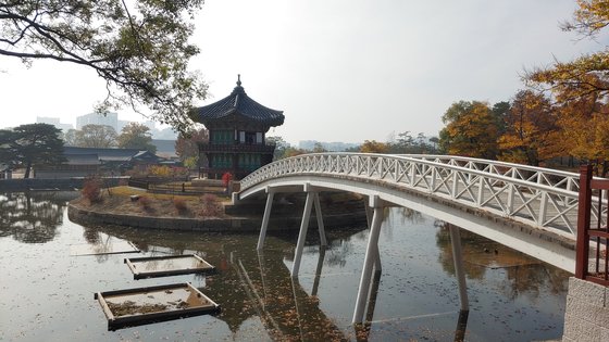 건청궁이 위치한 경복궁 북쪽에서 남쪽으로 내려다본 향원정. 기록에 '흰색 나무 다리'라고 남아있는 향원교를 원래 위치로 복원해, 건청궁에서 나오면 바로 향원정으로 넘어갈 수 있게 됐다. 김정연 기자