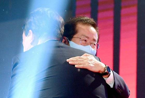 국민의힘 대선 후보로 확정된 윤석열 전 검찰총장과 끝까지 자웅을 겨뤘던 홍준표 의원이 5일 개표발표 뒤 포옹하고 있다. 홍 의원은