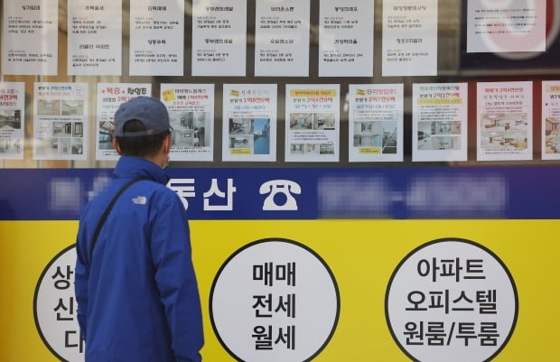 서울 도봉구 한 공인중개사무소에  매물 안내문이 붙었다. 사진=연합뉴스