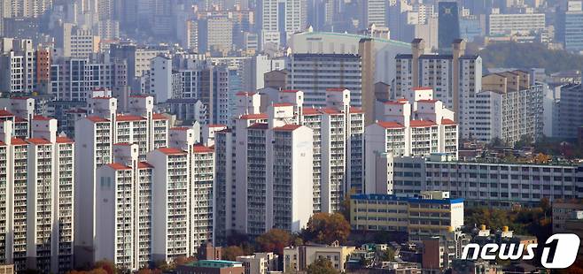 서울 중구 남산타워에서 바라본 아파트 단지 전경. /사진제공=뉴스1