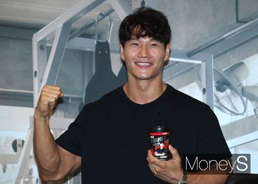 가수 김종국이 자신을 향한 약물 의혹에 “꾸준한 노력과 정신력으로 가능하다”며 여유있게 반박했다. /사진=장동규 기자