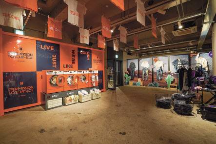 ‘방탄소년단이 지난 7월 발매한 댄스팝 ‘퍼미션 투 댄스’의 곡 분위기를 느낄 수 있는 새로운 팝업스토어 ‘BTS 팝업 : 퍼미션 투 댄스 인 서울’을 열었다. 이번 팝업에선 활기·자유·희망 담은 ‘오렌지 색’이 키 컬러로 사용됐다.