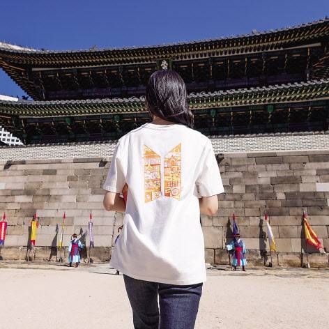 방탄소년단의 이번 팝업스토어에선 ‘서울 시티 시그니처’ 상품이 처음으로 공개됐다. ‘시티 시그니처’ 시리즈엔 “방탄소년단의 심볼 안에 팝업스토어가 열리는 도시의 상징물”들을 담 았다. 방탄소년단과 도시를 함께 기억할 수 있는 상품을 만들기 위해 개발된 디자인이다.