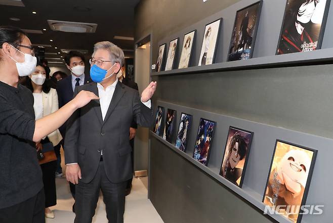 [부천=뉴시스] 국회사진기자단 = 이재명 더불어민주당 대선 후보가 3일 경기 부천테크노밸리U1센터에서 웹툰 작가들과 간담회 전 작업공간을 둘러보고 있다. 2021.11.03. photo@newsis.com