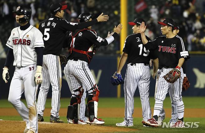 [서울=뉴시스] 정병혁 기자 = 5일 오후 서울 송파구 잠실야구장에서 열린 2021 KBO 포스트시즌 준플레이오프 2차전 두산 베어스와 LG 트윈스의 경기, 9대 3으로 승리를 거둔 LG트윈스 선수들이 기뻐하고 있다. 2021.11.05. jhope@newsis.com