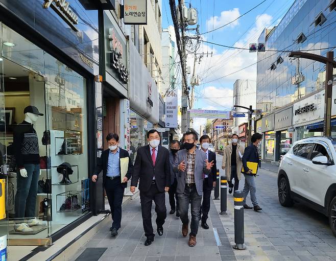 주낙영 경주시장이 관련자들과 함께 상가 거리를 둘러 보고 있다. 경주시 제공