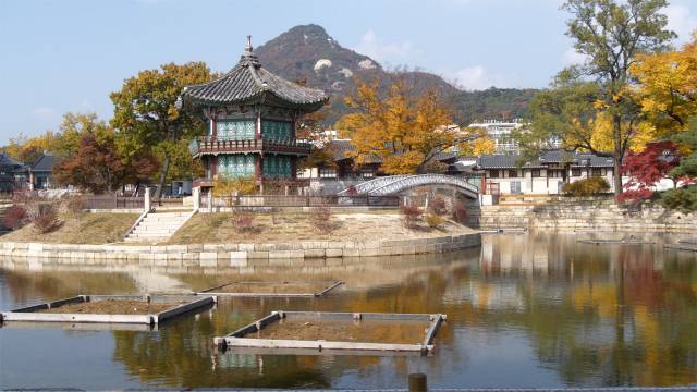 3년간의 복원을 거쳐 모습을 드러낸 경복궁 향원정. /사진제공=문화재청