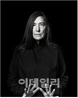 제니 홀저의 사진. 그녀의 작품은 ‘텍스트’를 재료로 선택해 주로 옥외 광고판, LED 전광판 같은 공공 장소에 글귀와 아이디어를 게재하는 것에 중점을 둔다. (사진=www.thecut.com)