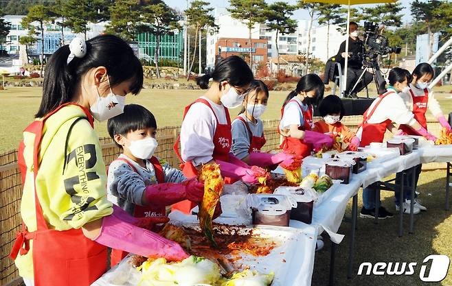 괴산 김장축제 이틀째인 6일 유기농엑스 공원에서는 어린이들이 김장체험을 하고 있다.2021.11.06© 뉴스1