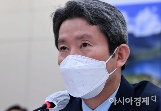 이인영 통일부 장관이 21일 국회에서 열린 국회 외교통일위원회의 외교부, 통일부 등에 대한 국정감사에 출석, 의원들 질의에 답변하고 있다./윤동주 기자 doso7@