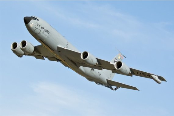 미국 보잉사의 KC-135 스트래토탱커 수송기 겸 공중급유기. 보잉사가 독자적으로 개발한 4발 제트수송기 367-80(보잉 707의 프로토타입기)을 기반으로 개발한 장거리 공중급유/수송기이다. 1956년에 처음 실전배치됐다. 최근에는 업그레이드 사업을 통해 KC-135 Block 50으로 업그레이드를 진행, 조종석의 계기판을 글래스 콕피트화 시키고 다중급유장비(MPRS:Multi-Point Refueling System) 사업 등을 진행했다. MPRS는 날개에 Mk.32B 포드를 장착하여 급유 프로브를 갖춘 항공기에도 급유가 가능하다. 미 공군은 모두 732대의 KC-135를 도입해 현재까지도 300여대를 보유하고 있다. 미 공군이 180대를 운용하며, 주방위군이 171대, 공군예비군에서 64대를 운용한다. 프랑스 공군도 11대의 KC-135R을 운용 중이며 1993년부터 주익에 급유포드를 추가 장비하는 작업을 실시했다. 한편 터키(7대)와 싱가포르(4대)도 KC-135R를 도입해 운용 중이다. 상당한 기령으로 인해 KC-135를 KC-X로 선정된 KC-46으로 교체할 예정이다. ⦁형식 4발 터보팬 공중급유기 ⦁전폭 39.88m ⦁전장 41.53m ⦁전고 12.7m ⦁최대이륙중량 14만6285kg ⦁엔진 CFM 인터내셔널 CFM56-2B(F108-CF-100)(21,634파운드)×4 ⦁최대속도933km/h ⦁실용상승한도 5만피트 ⦁항속거리 5550km ⦁급유방식 붐식/프로브식(MPRS 장착시) ⦁연료탑재량 최대 3만1275갤런 ⦁승객 37명과 화물 3만7,648kg ⦁승무원 총 3명. 사진=미 공군