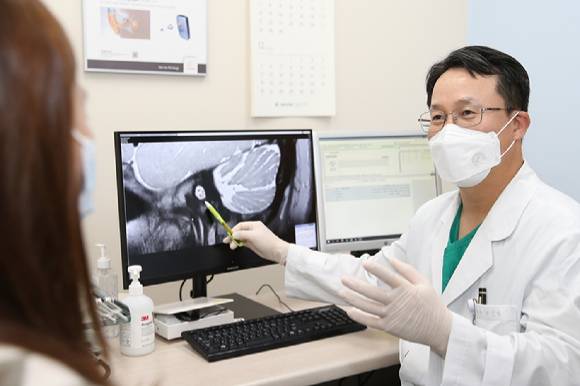 박홍주 서울아산병원 이비인후과 교수가 난청 환자의 청신경 MRI 결과를 보며 인공와우 이식수술에 관해 설명하고 있다. [사진=서울아산병원]