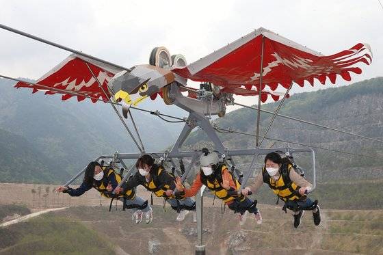 강원 동해시 삼화동 ‘무릉별유천지’ 절벽에 설치한 독수리 모양의 '스카이글라이더'. 동해시는 최근 직원들을 대상으로 스카이글라이더 사전 탑승 행사를 진행했다. [사진 동해시]