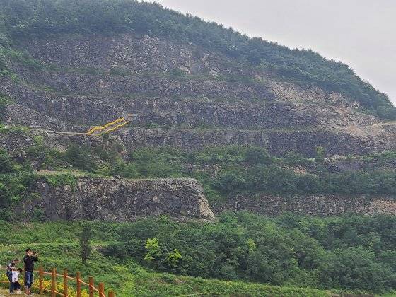강원 동해시 삼화동 ‘무릉별유천지’ 절벽 모습. 이 곳은 국내 최대 규모의 석회석 채석장이 있던 곳이다. 박진호 기자