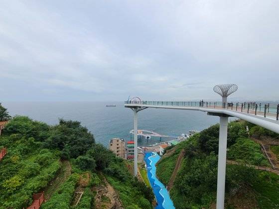 지난 6월 강원 동해시 묵호항 일대에 준공된 ‘도째비골스카이밸리’. 박진호 기자