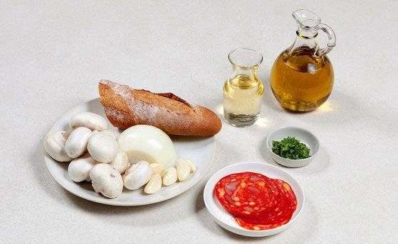 양송이 초리소 타파스 재료. 사진 송미성, 스타일링 스튜디오로쏘.