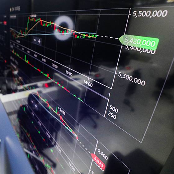 4일 오후 서울 용산구 코인원 고객센터 모니터에 이더리움 등의 시세가 표시돼 있다. [뉴시스]