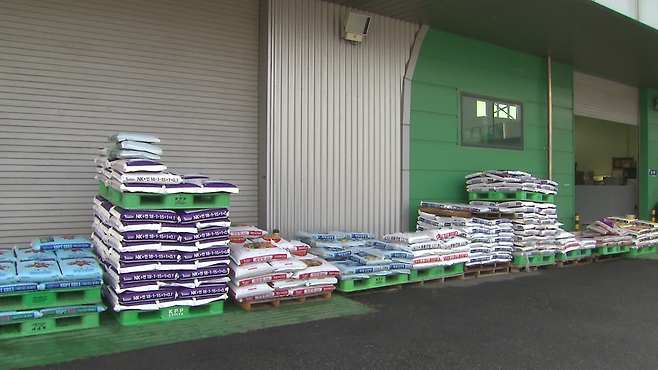 경기도의 한 비료창고. 요소비료는 찾아볼 수 없습니다.