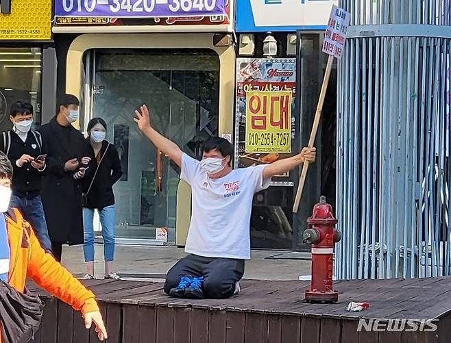 [대구=뉴시스] 고여정 수습기자 = 대구시 중구 동성로에서 6일 퀴어문화축제를 반대하는 남성이 1인시위를 하고 있다. 2021.11.06 ruding@newsis.com