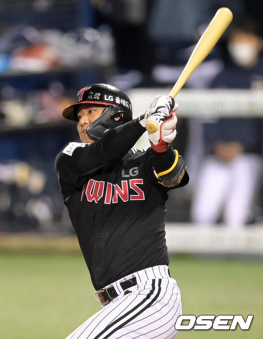 [OSEN=잠실, 조은정 기자] 5일 오후 서울 잠실야구장에서 '2021 신한은행 SOL KBO 리그' 포스트시즌 두산 베어스와 LG 트윈스의 준플레이오프(준PO) 2차전이 열렸다.  2회초 2사 3루 LG 김민성이 좌익선상으로 향하는 1타점 적시타를 때려내고 있다. 2021.11.05 /cej@osen.co.kr