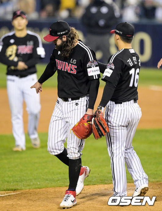 [OSEN=잠실, 조은정 기자] 5일 오후 서울 잠실야구장에서 '2021 신한은행 SOL KBO 리그' 포스트시즌 두산 베어스와 LG 트윈스의 준플레이오프(준PO) 2차전이 열렸다.  6회말 2사 1,2루 LG 선발 켈리가 교체되고 있다. 실책을 범했던 김민성이 켈리에게 다가가 미안함을 표하고 있다. 2021.11.05 /cej@osen.co.kr