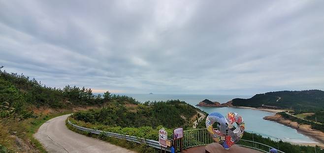 하트 해변으로 불리는 하누넘 해변에서 여행객이 사진을 찍고 있다