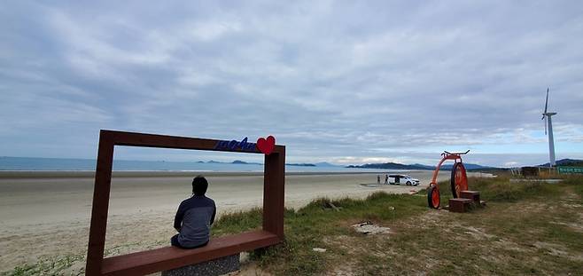 명사십리 해수욕장과 조형물들