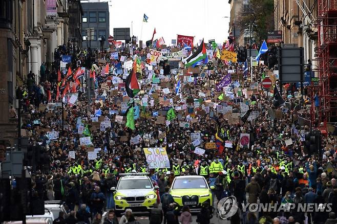 COP26 기후변화 시위 [글래스고[영국] 로이터=연합뉴스]  5일(현지시간) COP26이 개최되는 영국 글래스고에서 시위대가 거리 행진을 하고 있다.photo@yna.co.kr 2021.11.6