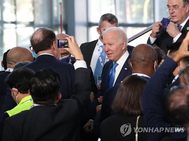 G20 정상회의에 참석한 조 바이든 미국 대통령 (로마=연합뉴스) 최재구 기자 = 조 바이든 미국 대통령이 30일(현지시간) 이탈리아 로마 누볼라 컨벤션 센터에서 열린 주요 20개국(G20) 정상회의에서 기념촬영을 마친 뒤 참석자들과 대화 하고 있다. 2021.10.30 jjaeck9@yna.co.kr