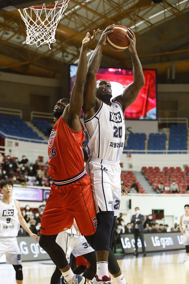 6일 현대모비스와 경기에서 리바운드를 잡는 KCC 라건아(오른쪽). [KBL 제공. 재판매 및 DB 금지]