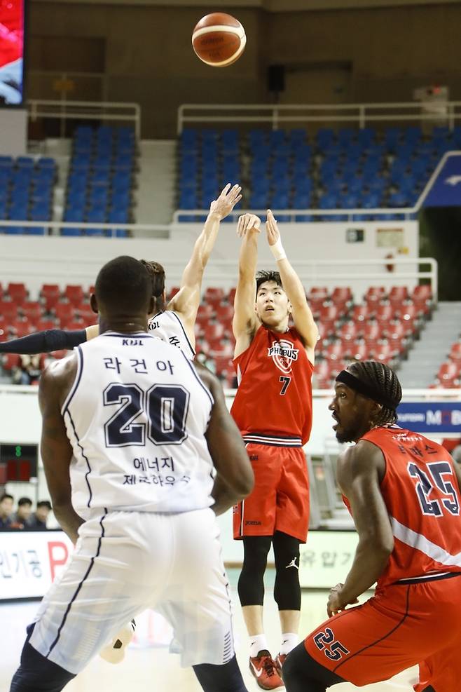 6일 KCC를 상대로 슛을 던지는 현대모비스 서명진.  [KBL 제공. 재판매 및 DB 금지]