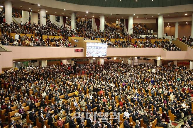 ‘단계적 일상회복’(위드 코로나) 1단계 이후 첫 주말을 맞은 7일 서울 영등포구 여의도순복음교회에서 예배가 열리고 있다. (사진=여의도순복음교회)