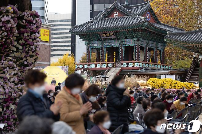 대학수학능력시험일을 열흘여 앞둔 7일 오후 서울 종로구 조계사를 찾은 시민들이 기도를 하고 있다. 2021.11.7/뉴스1 © News1 이재명 기자