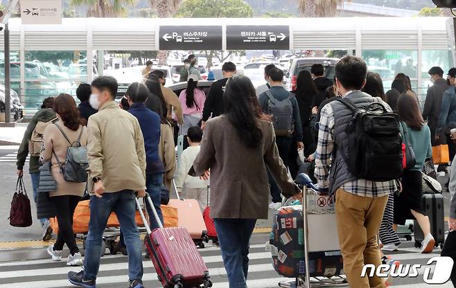 위드코로나(단계적 일상회복) 시행 후 첫 주말인 7일 오전 제주국제공항에서 관광객들이 렌터카 하우스로 향하고 있다. 2021.11.7/뉴스1 © News1 오현지 기자