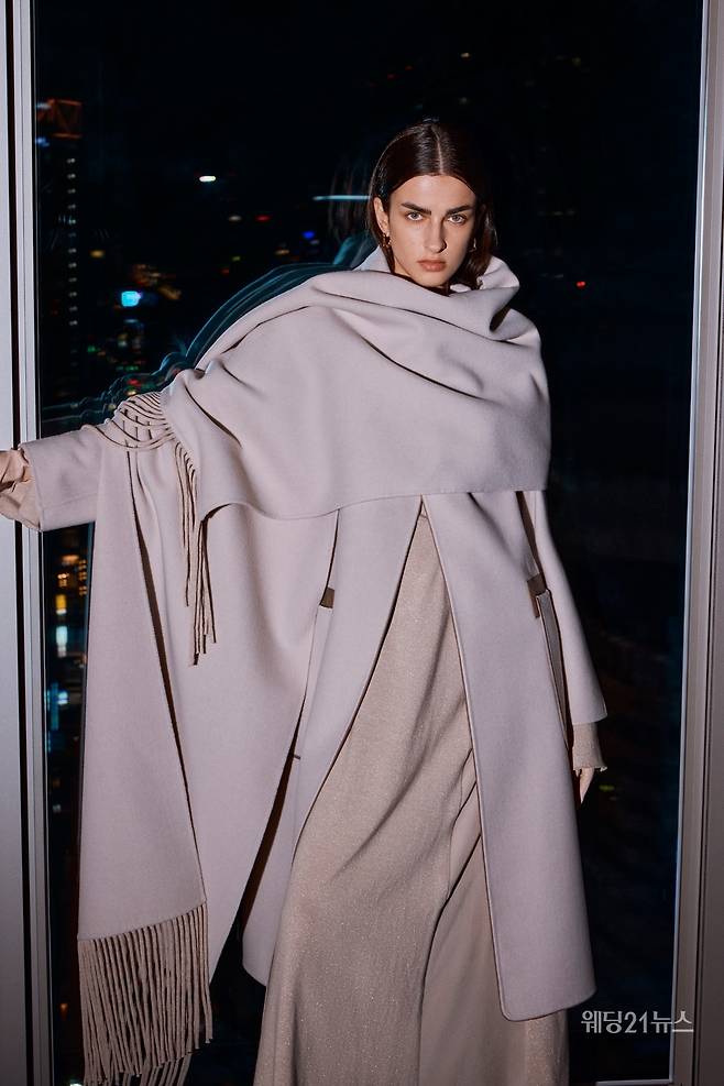 사진 : 쁘렝땅(PRENDANG), 가죽 배색 트리밍이 캐주얼하고 멋스럽다. 여유로운 실루엣의 핸드메이드 코트 가격미정, 은은한 광택의 롱 저지 원피스 93만8000원