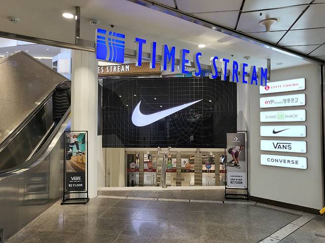 지하철 2호선 신림역 2번출구에 있는 타임스트림 지하 2층 연결통로에는 나이키가 입점했다. 5개월 전까지 유니클로가 7년 간 자리를 지켰던 곳이다. / 이현승 기자