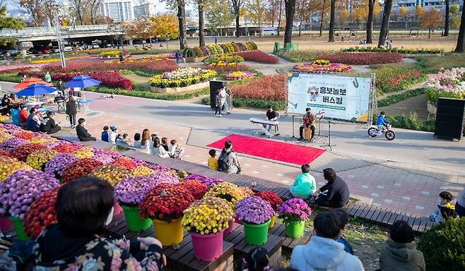 [증평=뉴시스] 보강천 흥보놀보 버스킹. (사진=증평군 제공) photo@newsis.com *재판매 및 DB 금지