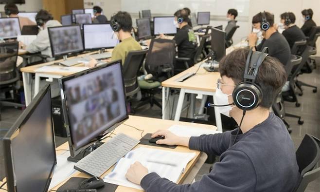 지난 10월 30일 용인 삼성전자 인재개발원에서 삼성전자 감독관들이 응시자들을 대상으로 예비소집을 진행한 모습. 삼성전자 제공