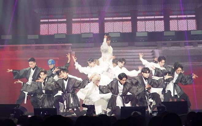 그룹 원어스(ONEUS)가 7일 오후 온라인 생중계로 진행된 단독 콘서트 'ONEUS THEATRE : 적월도'에서 신곡을 선보이고 있다.  이번 콘서트에서는 9일 발표될 여섯 번째 미니앨범 'BLOOD MOON'의 타이틀곡 '월하미인'(月下美人:LUNA)이 최초 공개됐다. /사진제공=RBW 2021.11.07 /사진=이동훈 기자 photoguy@