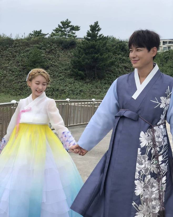 On the morning of the 7th, Lee Ji-hoon posted a picture on his instagram with an article entitled D-day 1 trembling, it was okay, but tomorrow is what kind of mind it is # Yesin # Yerang # Bubustagram.Lee Ji-hoon in the public photo is posing in a hanbok outdoors with his wife Sei Ashina.In addition, the lovely appearance of two people taking pictures while looking at their reflection in the mirror attracts attention.Lee Ji-hoon, who was born in 1979 and is 42 years old, has completed his marriage with Miura Sei Ashina, a Japanese Idol native, and will raise the Wedding ceremony on the 8th.Photo: Lee Ji-hoon Instagram
