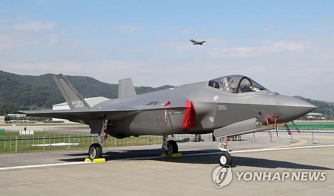 활주로에 전시된 F-35A 2021년 10월 18일 경기도 성남 서울공항에서 열린 '서울 국제항공우주 및 방위산업 전시회 2021'(서울 ADEX) 프레스데이 행사에 F-35A 전투기가 전시돼 있다. [연합뉴스 자료사진]